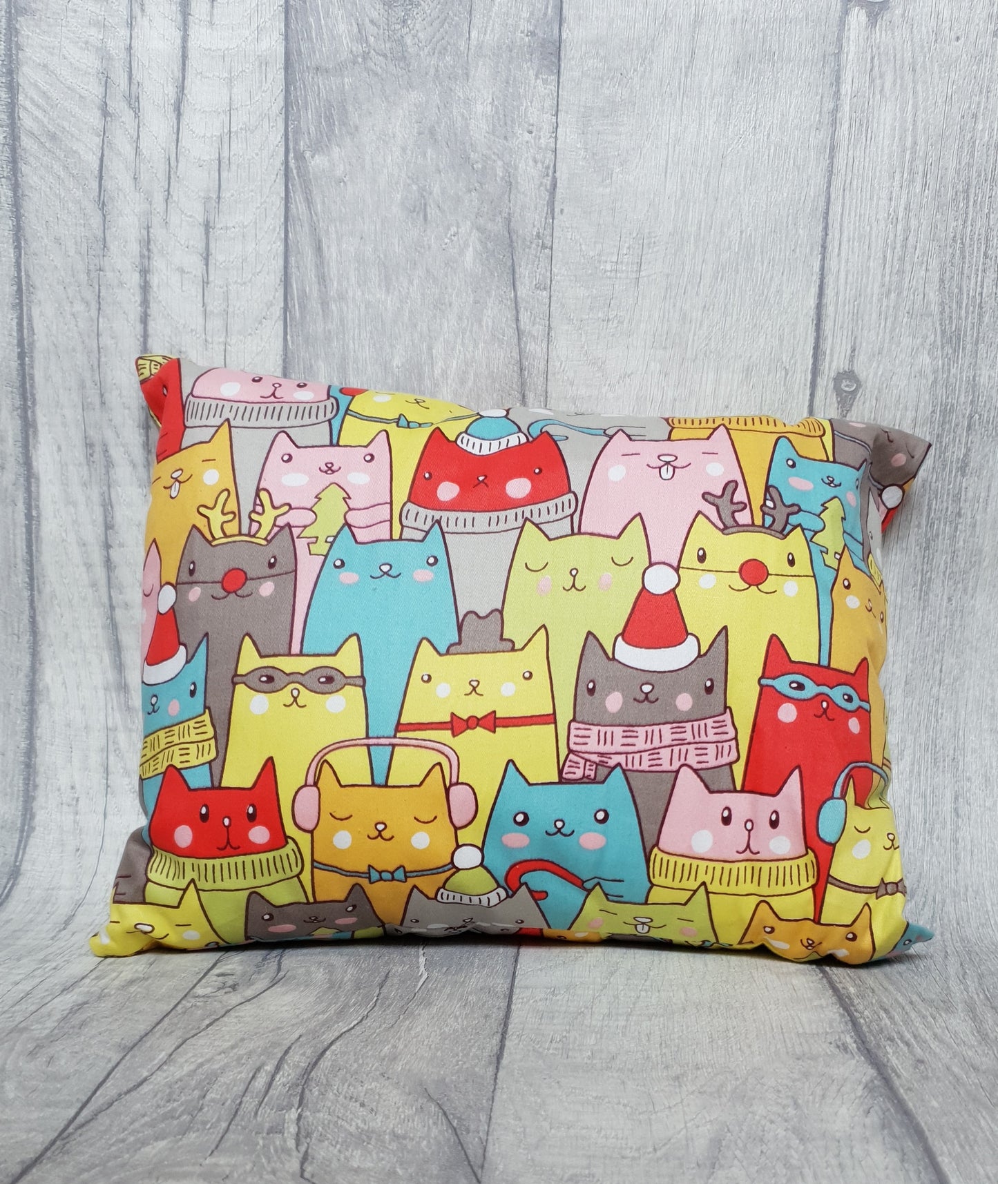 Kids cuddle pillow, kitten and bear pattern